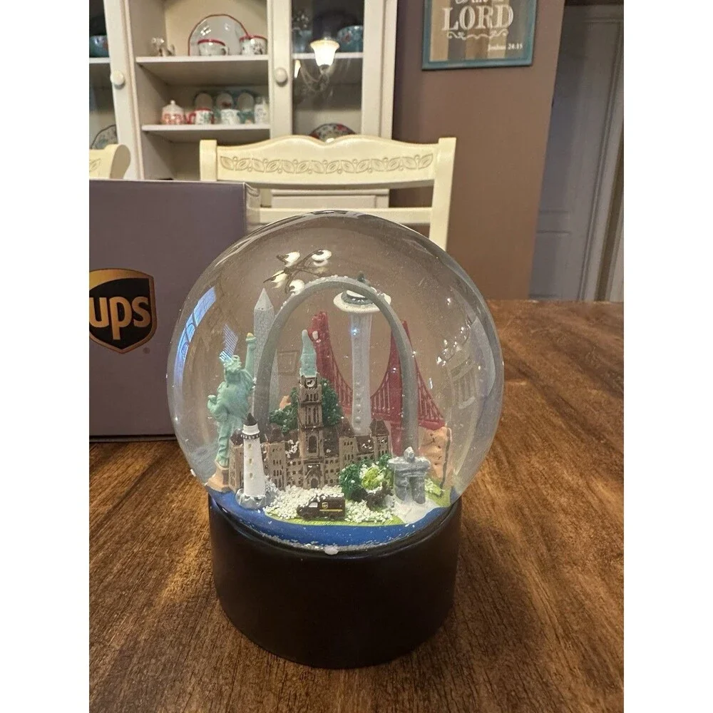 2019 UPS Snow Globe National Landmarks Parcel Truck w/ Original Box Holiday Card